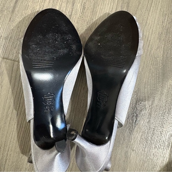 The Touch of Nina Silver Slingback Heels Sz 7M Embellished Bow Bridal Party - Picture 9 of 10